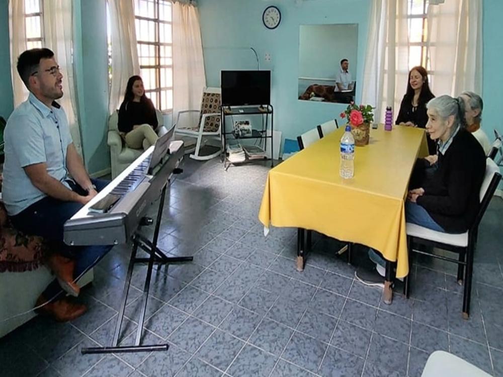 La Orquesta municipal le llevó su música a los abuelos del Hogar