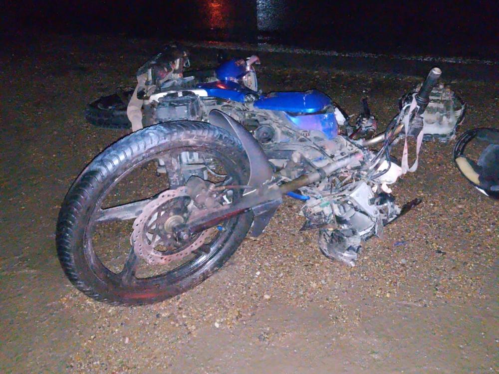 Se produjo el choque de un camión y una moto a la salida de un molino