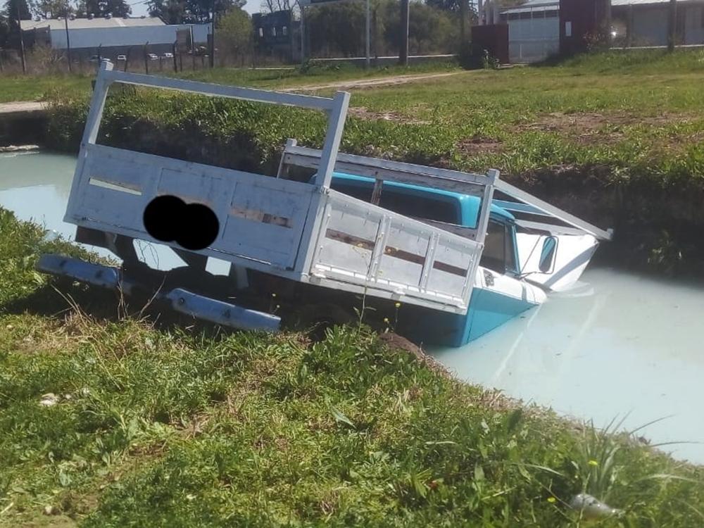 Se le cortó la dirección y terminó en una zanja con agua en la ruta 12