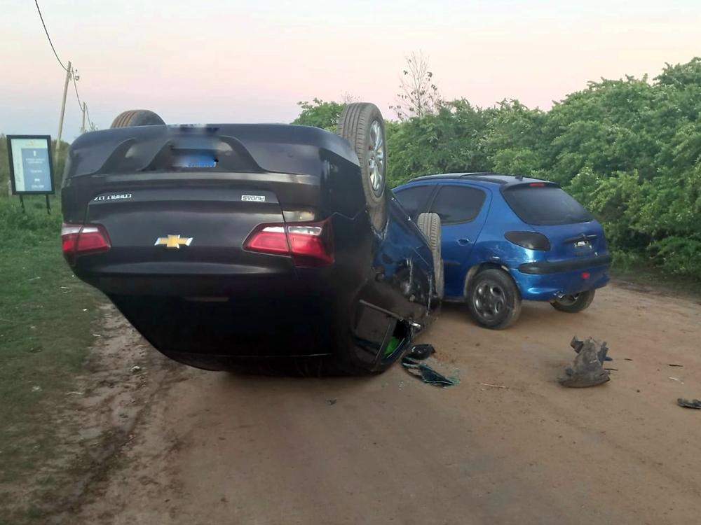 Fuerte choque entre dos autos: uno quedó las ruedas arriba