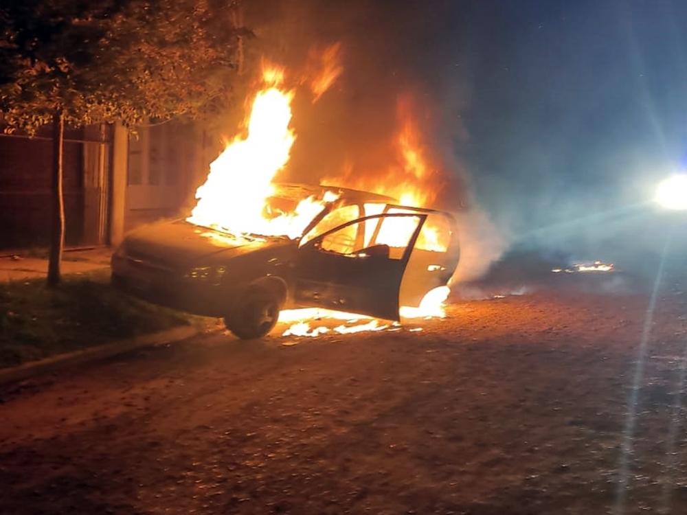 Un automóvil se consumió por el fuego