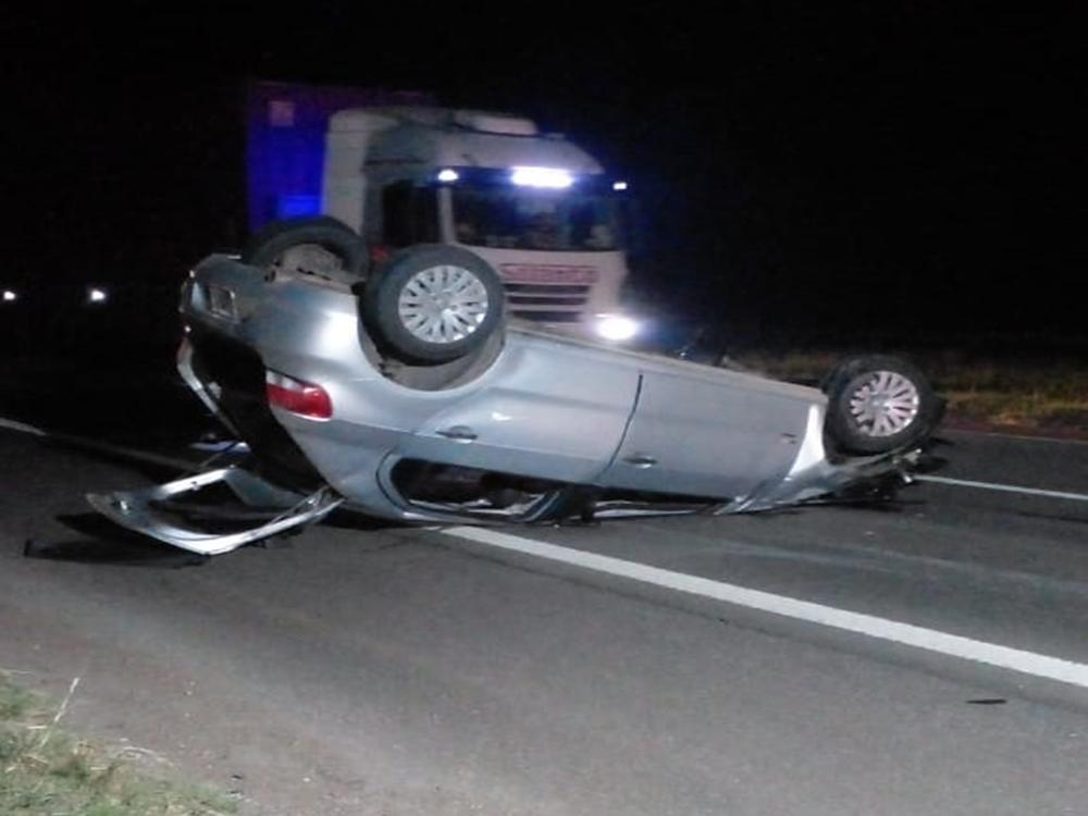 Despiste y vuelco de un automóvil en la ruta 14