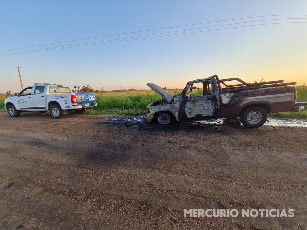 Una camioneta tomó fuego en un camino vecinal