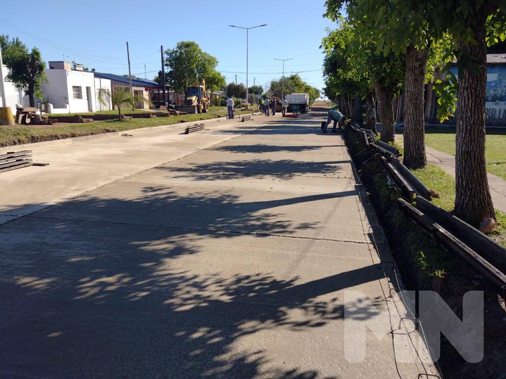 Con mano de obra municipal, se desarrolla el pavimentado de seis cuadras