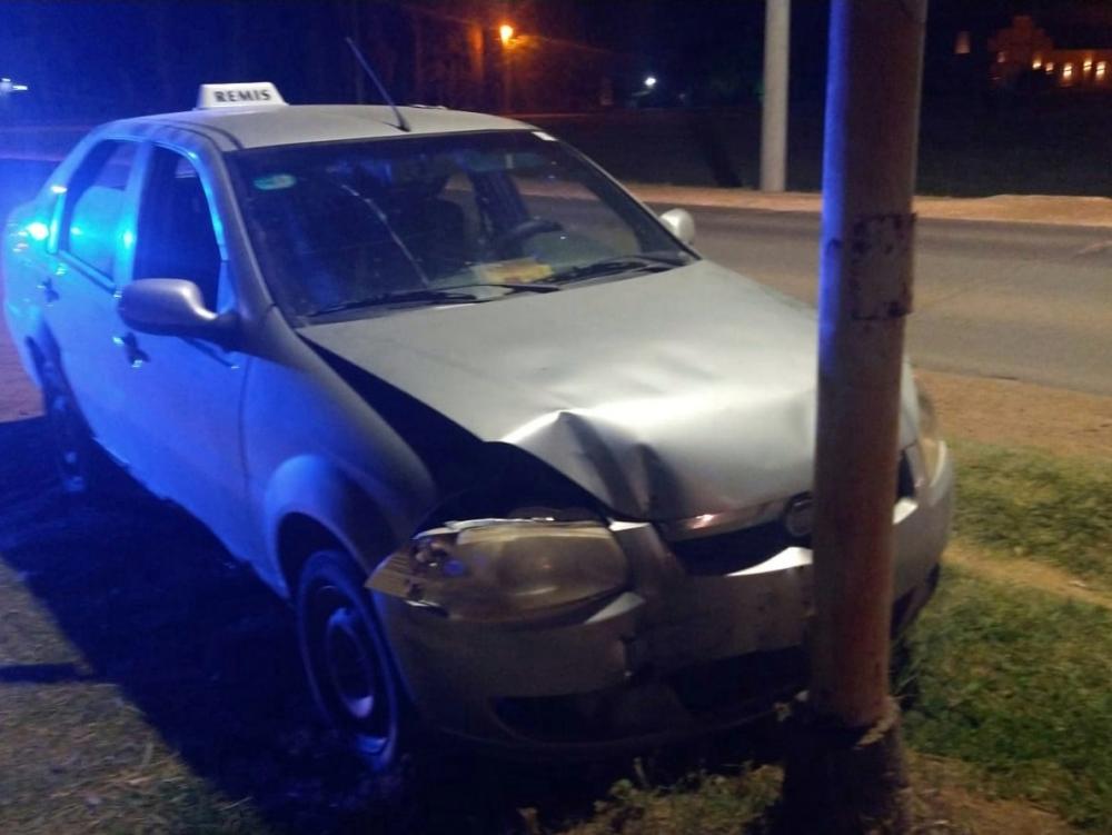 Un hombre se descompensó, embistió un árbol y murió