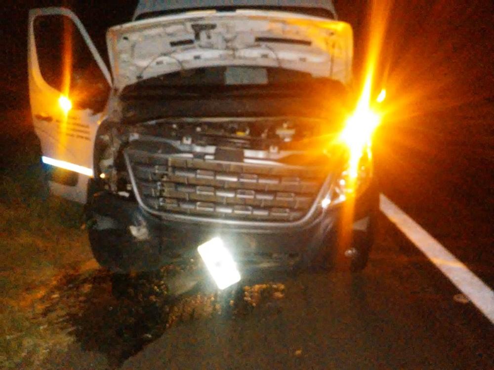 Un minibús impactó con una rueda de un camión