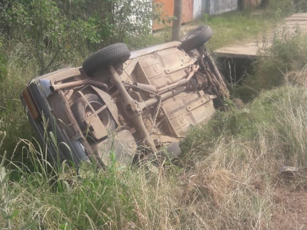 Un automóvil terminó volcado en una cuneta de la 9 de julio