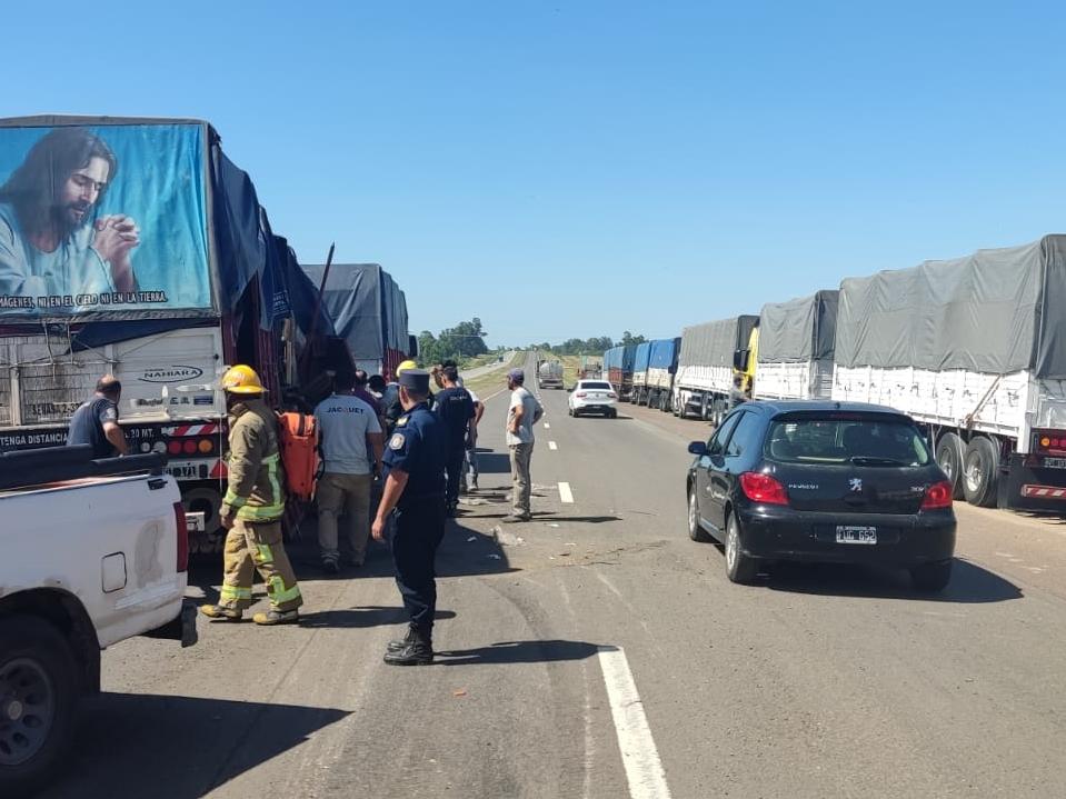 Volcó el acoplado de un camión en la autovía 14