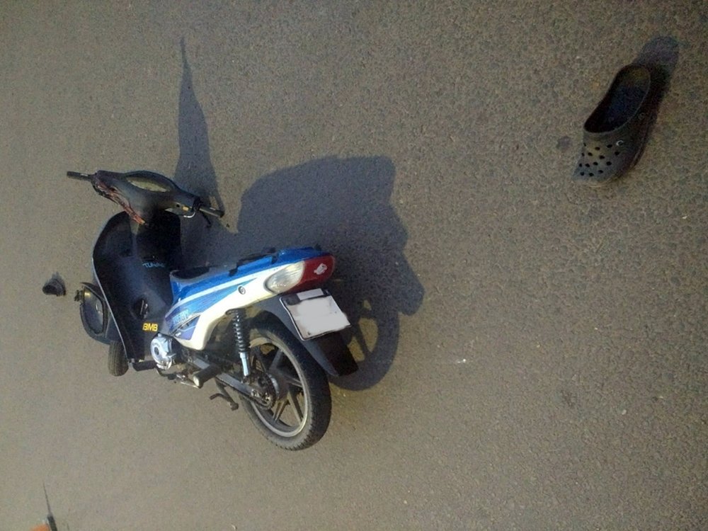 Perdió hasta las chancletas haciendo willy con la moto en festejo accidentado