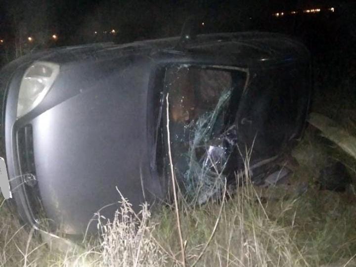 Volcó un automóvil que era conducido por un adolescente