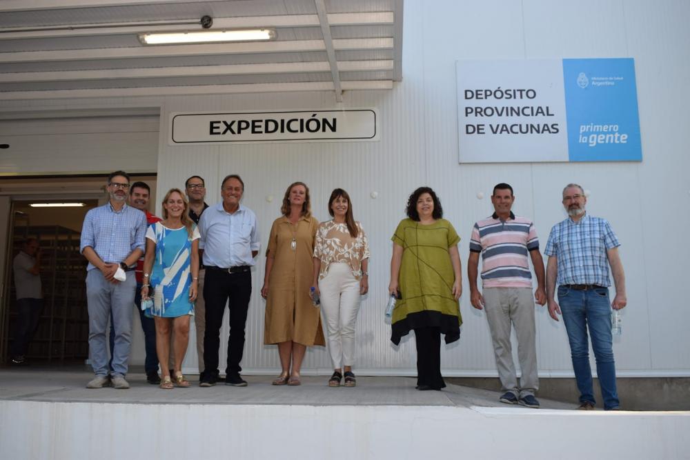 Vizzotti entregó ambulancias y visitó el nuevo depósito provincial de vacunas