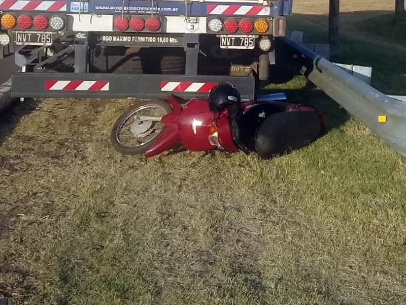 Un motociclista con lesiones graves al chocar camión estacionado luego del reventón de un neumático