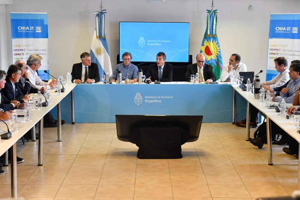 Massa se comprometió a definir un nuevo conjunto de medidas para el campo