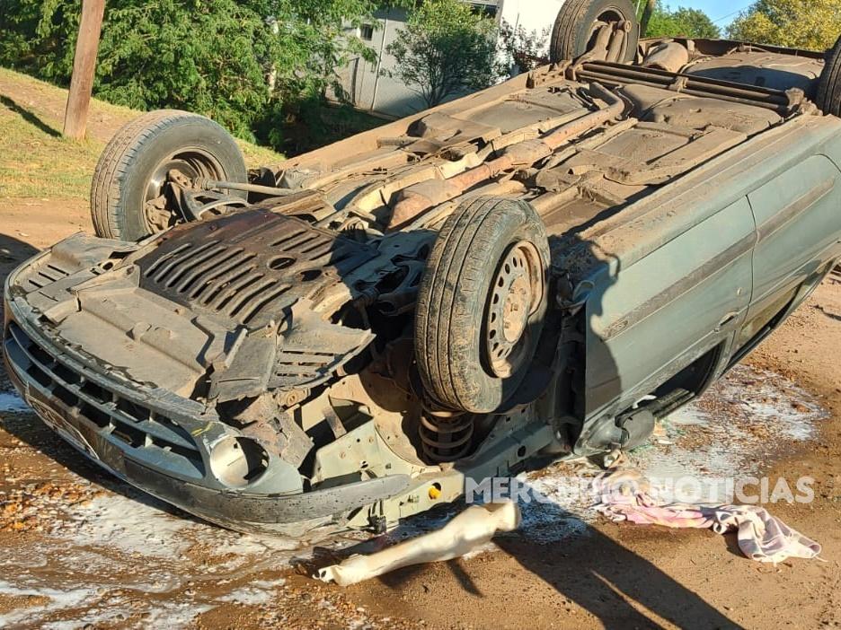 Un automóvil quedó con las cuatro ruedas hacia arriba: conductor ebrio