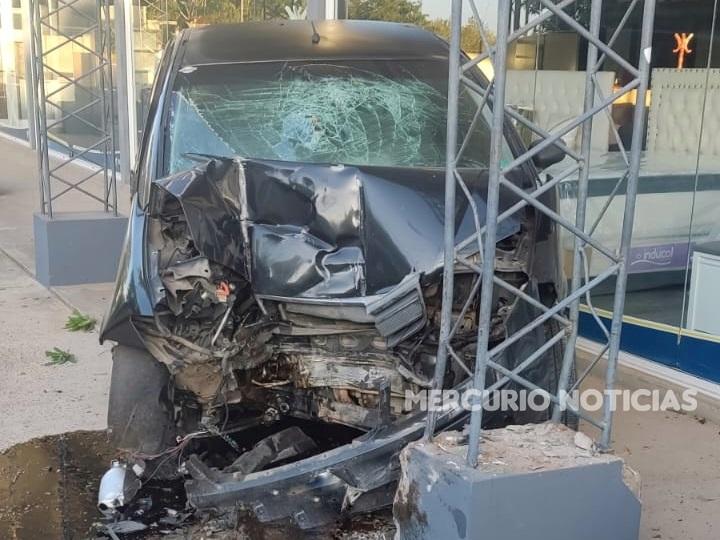 Un joven robó un auto y terminó destruyéndolo contra una columna