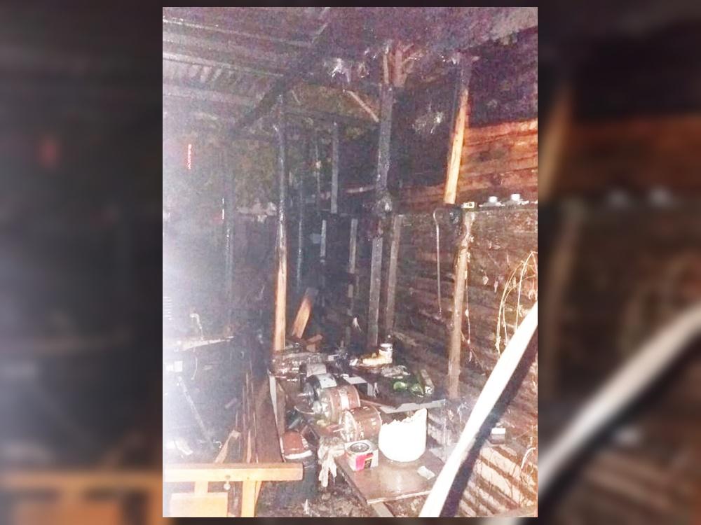 Golpeó a su mujer e hijo y les prendió fuego la casa