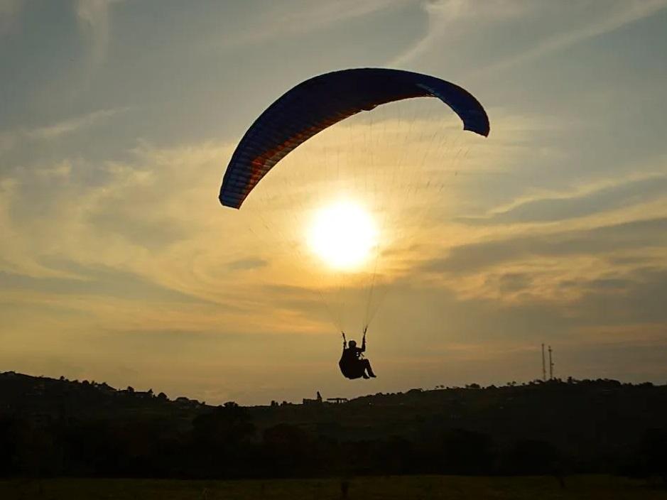 Parapentes sobrevolarán la ciudad en un evento único