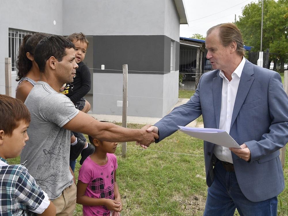 Bordet: “Trabajamos para que cada vez más familias entrerrianas accedan a la casa propia”