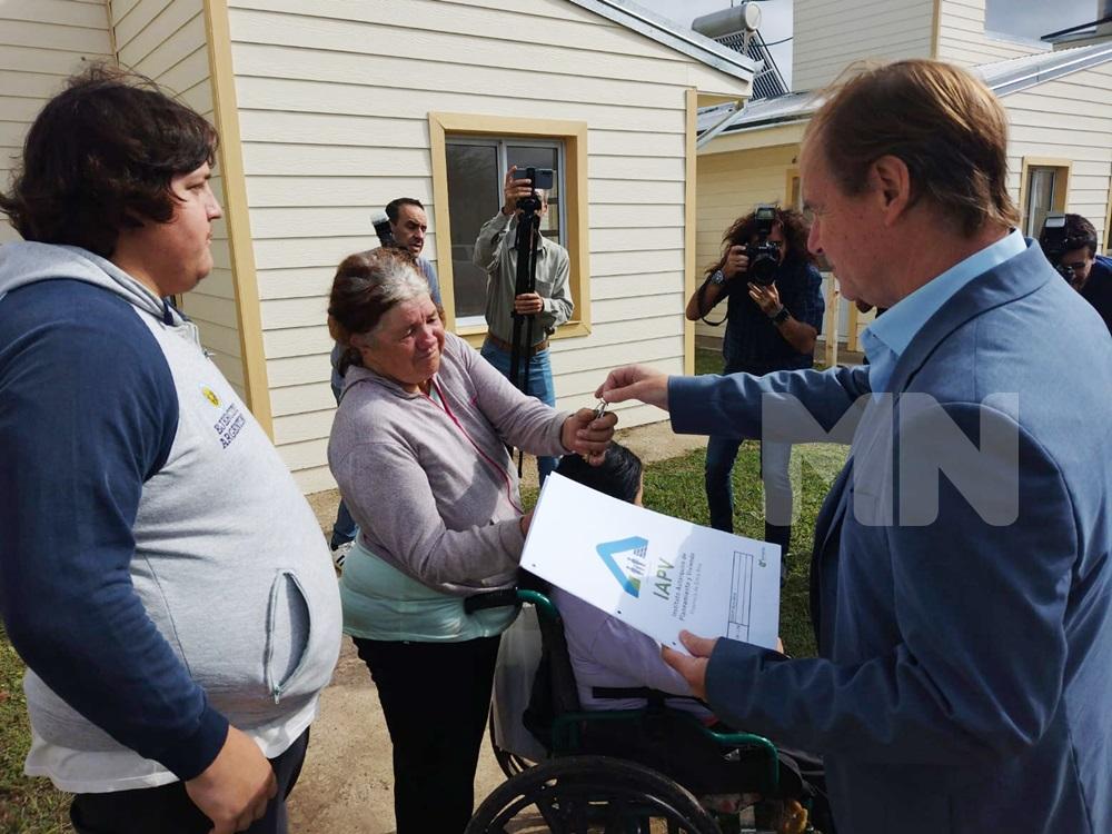 Bordet entregó viviendas y realizó anuncios millonarios en Ubajay