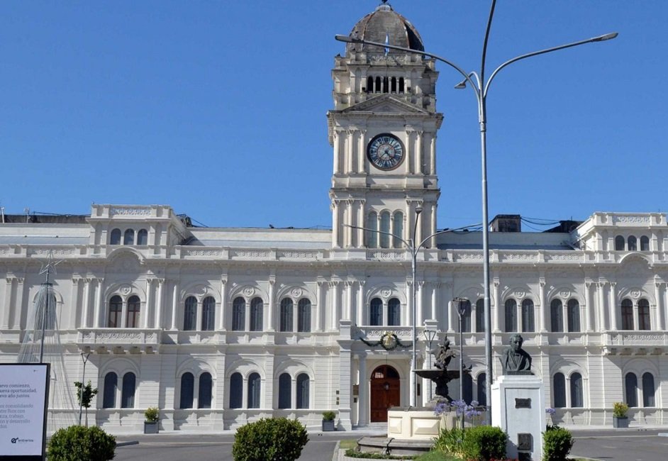 Comenzó el pago de los haberes a estatales