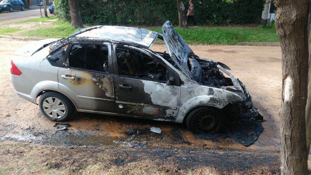 Un automóvil tomó fuego en la vía pública