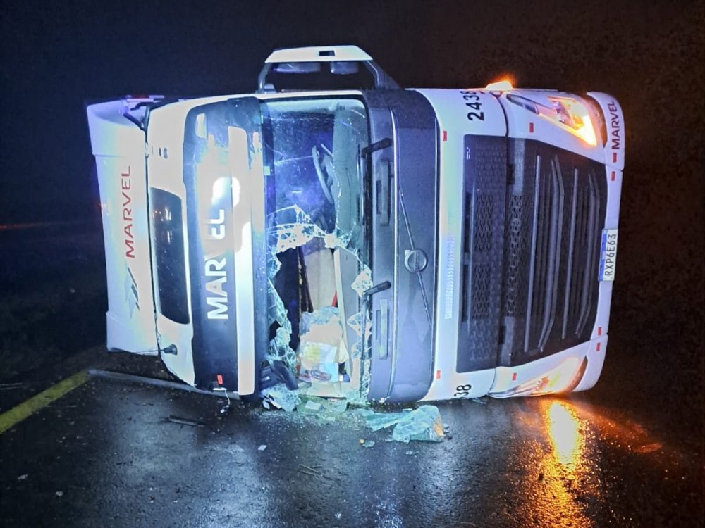 Camionero se durmió al volante y terminó volcado en la autovía 14