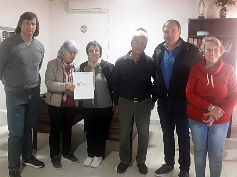 El senador Berthet entregó un aporte al Centro de Jubilados
