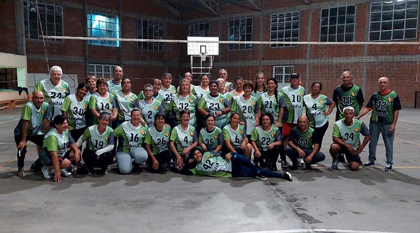 Entregan camisetas a la Escuela municipal de Newcom