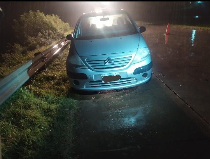 Un automóvil despistó en la autovía 14
