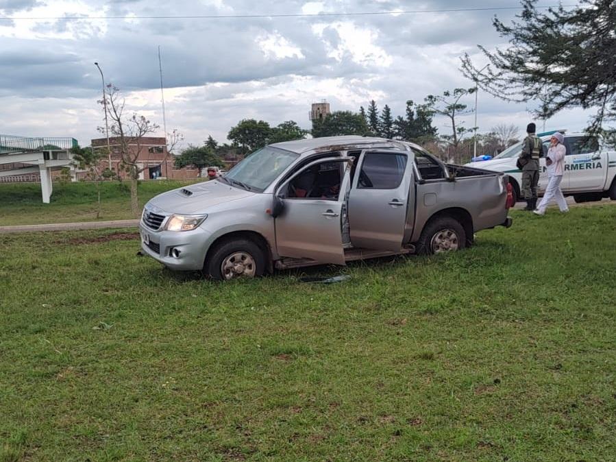 Una camioneta con cinco personas a bordo despistó y volcó