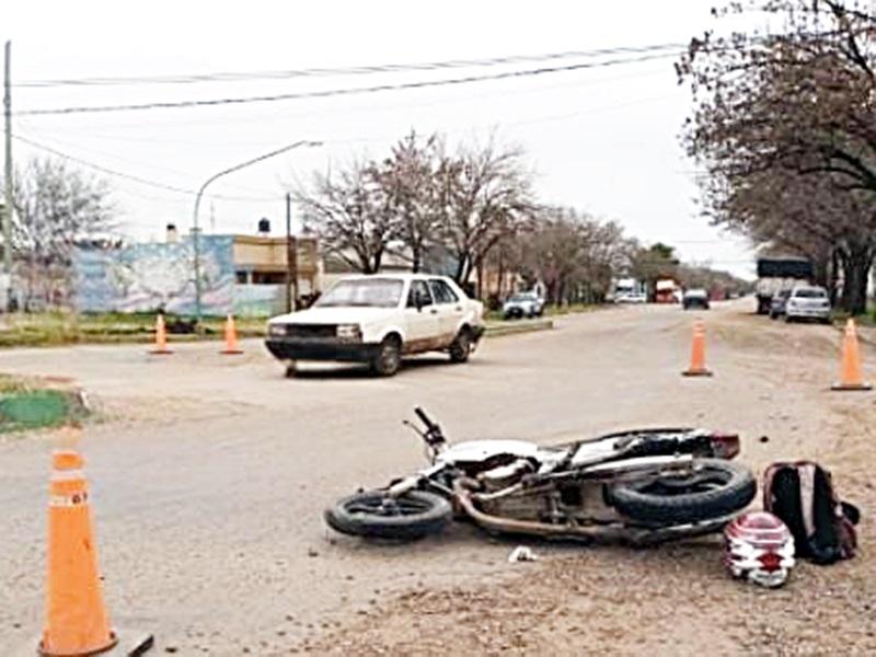 Un choque entre un auto y una motocicleta dejó un herido leve