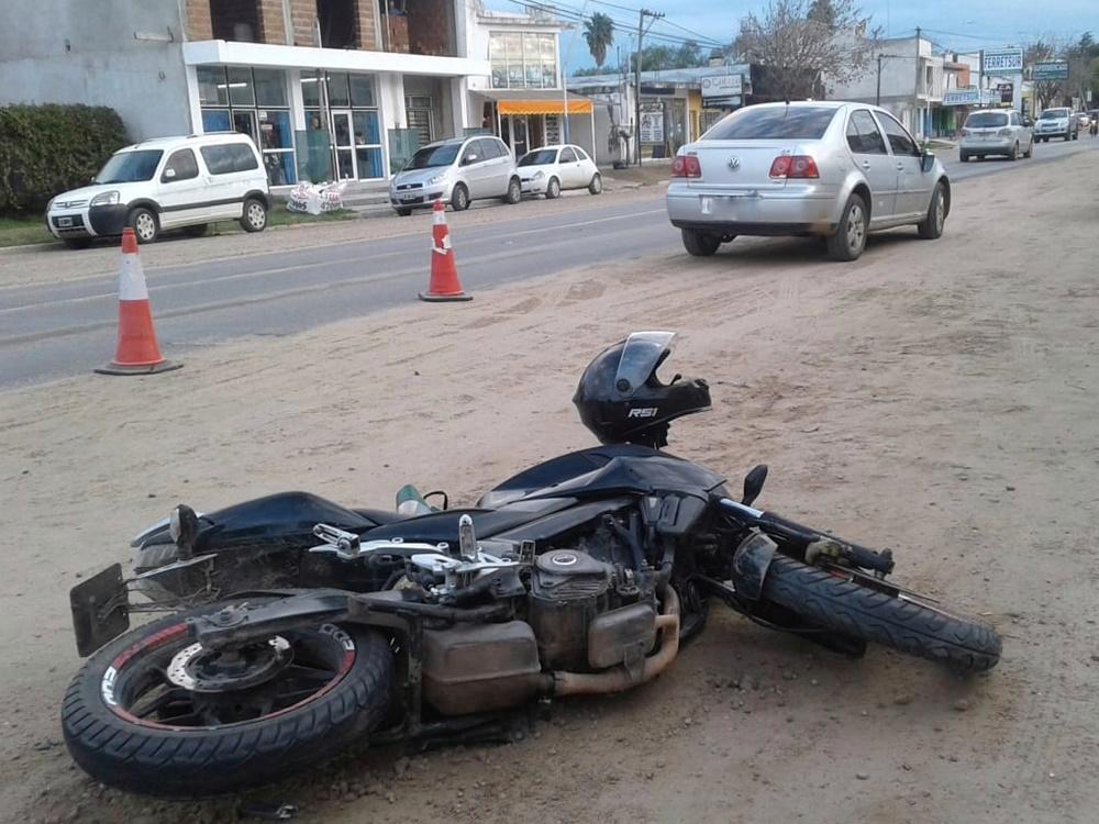 Un joven hospitalizado tras chocar con su moto en San José