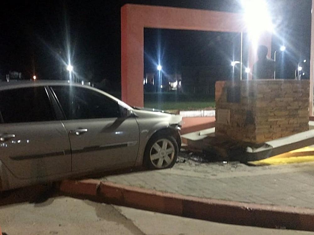 Ebria colisionó el monumento a Alfonsín en Federación
