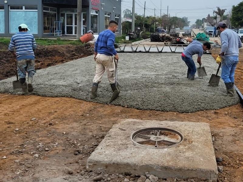 Interrumpen el tránsito por la obra de la última cuadra de pavimento en el barrio Ferro