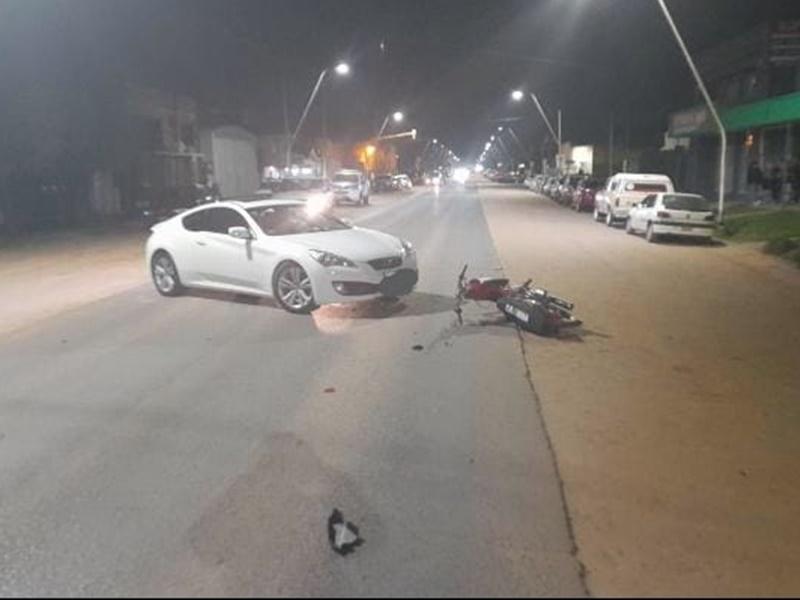 Dos motociclistas con lesiones graves al chocar con un auto en San José