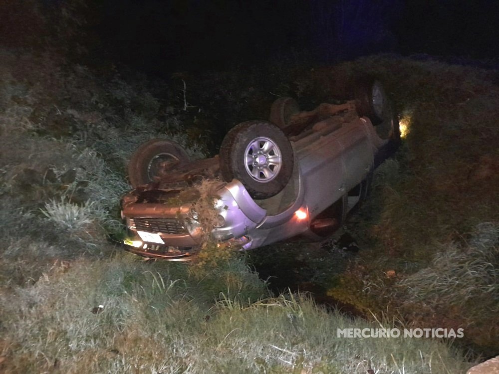 Una camioneta terminó volcada en una alcantarilla en Federal