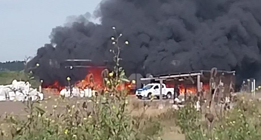 Voraz incendio en una planta de reciclado en San Salvador: daños totales