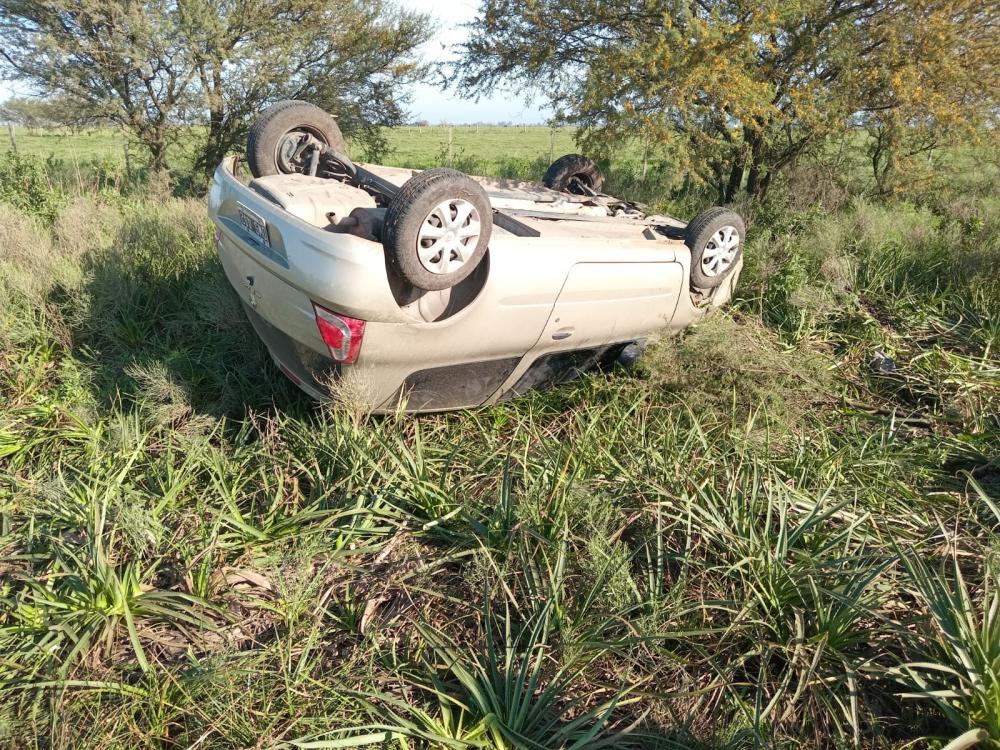 Una mujer de San Salvador volcó con su auto camino a San Ernesto