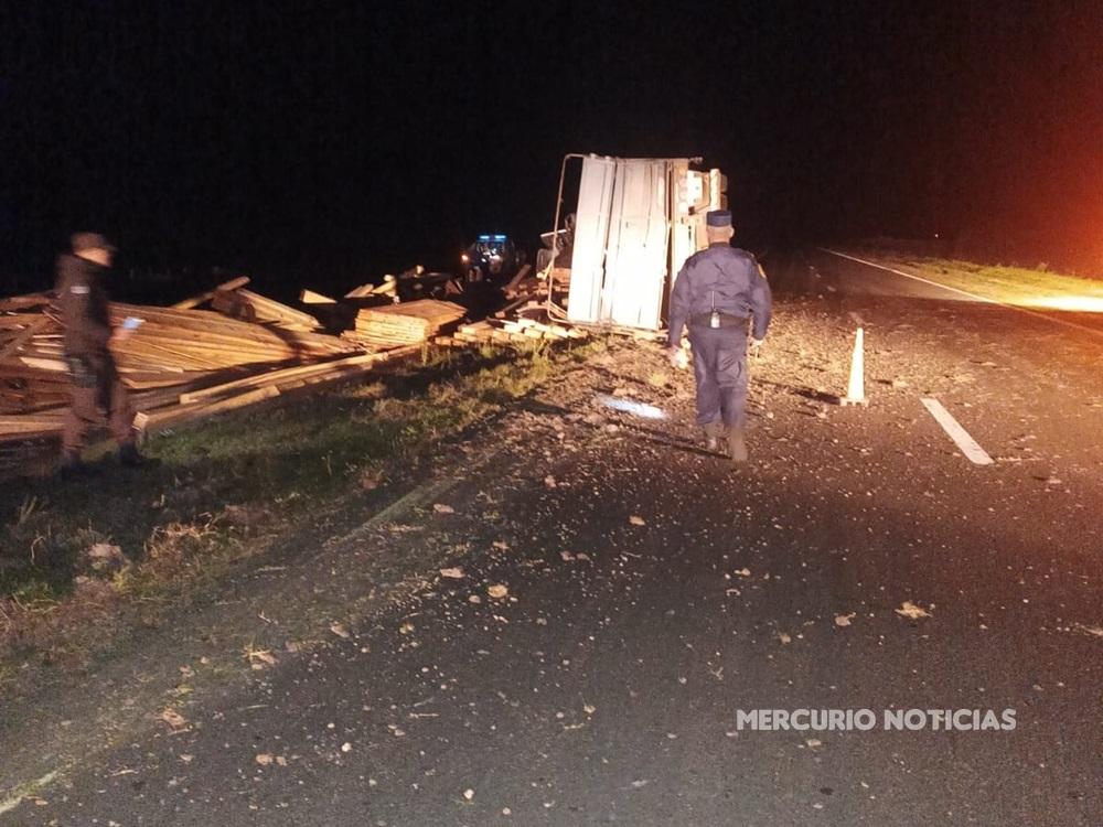 Un camión cargado de machimbres volcó en la autovía 18