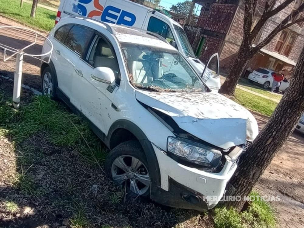 Menor de edad a bordo de un auto colisionó contra un árbol en Villaguay