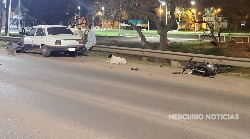 Un motociclista lesionado tras chocar con un auto en la travesía urbana de San Salvador