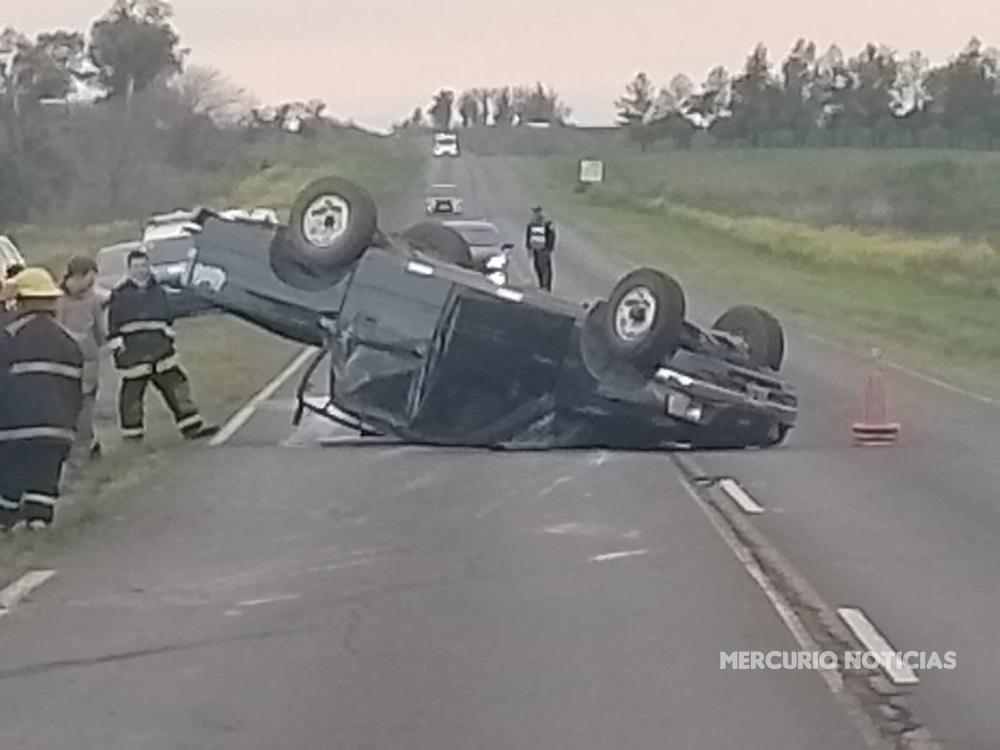 Impactante vuelco de una camioneta en la ruta 20