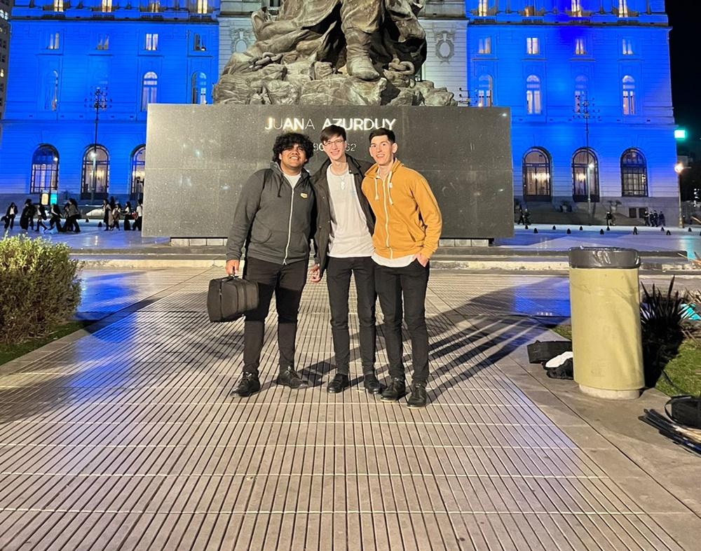 Tres jóvenes sansalvadoreños presentes en el CCK, junto a la Orquesta nacional juvenil