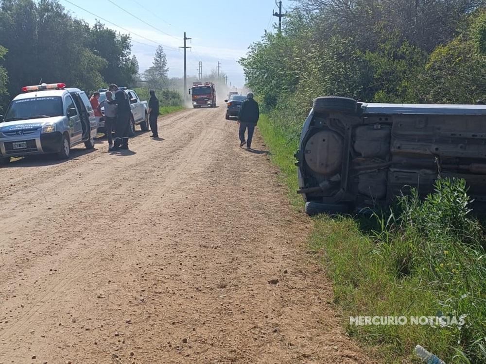 Un auto volcó en Colón
