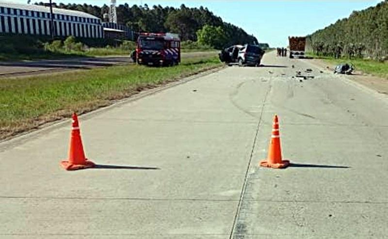 Un utilitario colisionó contra un camión en la ruta 14: un muerto