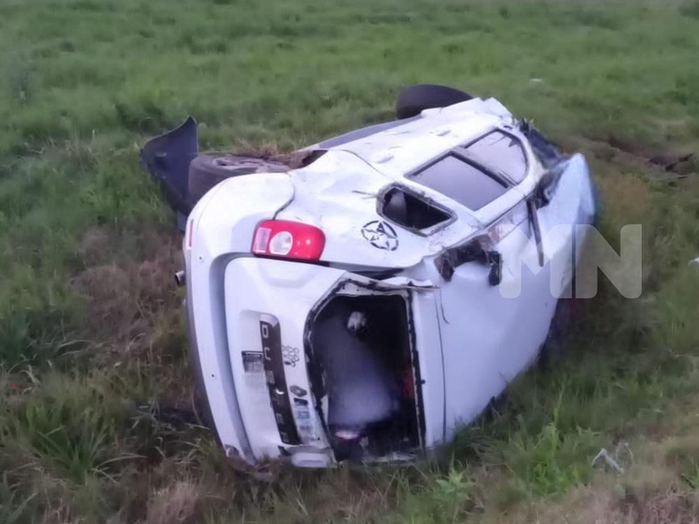 Una camioneta despistó y volcó en la ruta 14