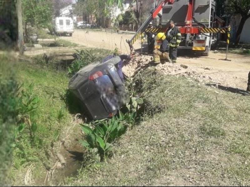 Colón: automóvil perdió el control y terminó en un zanjón