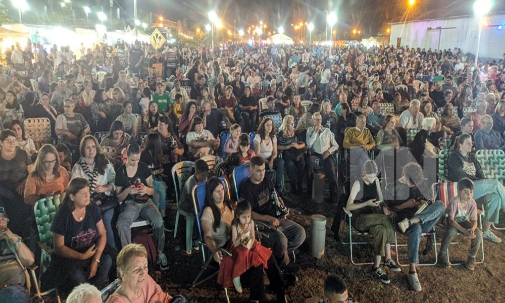 Impresionante marco de público en la última noche de la Fiesta de las Colectividades