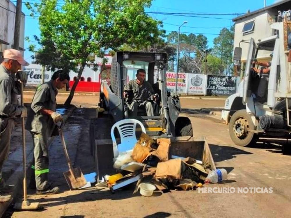 En Concordia, continúan las tareas de limpieza a medida que baja el río Uruguay
