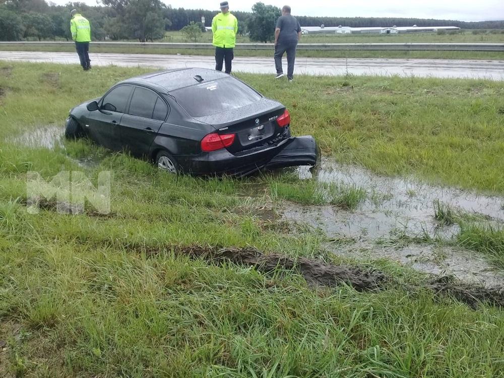 Auto chocó contra el guardarrail y su conductor resultó ileso en la autovía 14